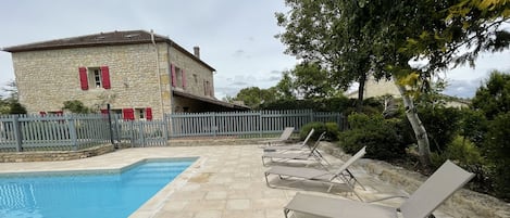Vue extérieure cÎté piscine sécurisée 10x5m