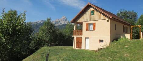 Vue sur la maison et sur la montagne (Obiou) 