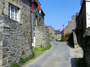 Das Ferienhaus und die Straße - Blick von der Straße Révérend Père Lebret hinten