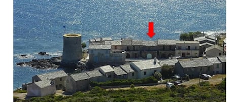 Vue du ciel du village de Tollare. Maison indiquée par la flèche.