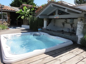 Outdoor spa tub
