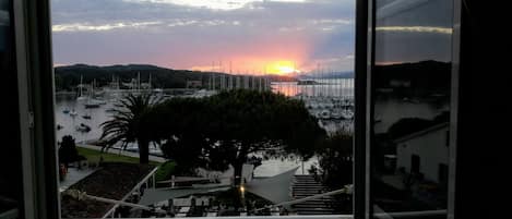 Magnifique vue sur le port de Porquerolles - Coucher du soleil