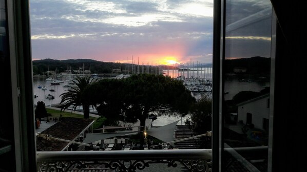 Magnifique vue sur le port de Porquerolles - Coucher du soleil