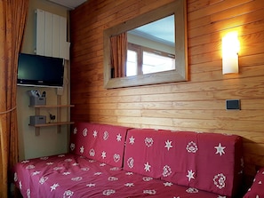 Salon avec miroir, TV LCD lecteur de DVDs, de vos photos et films, âŠ