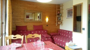 Le salon avec les deux banquettes lit