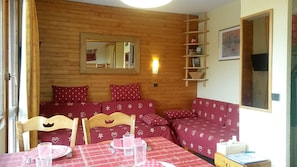 Le salon avec les deux banquettes lit