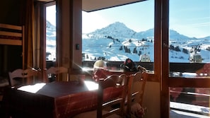 Vue de l'intérieur vers la montagne, sans vis-à -vis en hiver