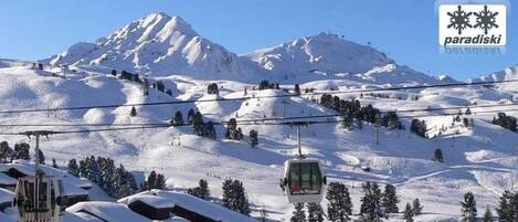 Vue panoramique sur les montagnes et exposition Sud-Ouest 