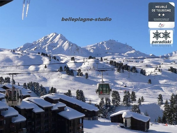 Vue panoramique sur les montagnes et exposition Sud-Ouest