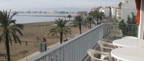 superbe terraçe devant la plage, le Port de Plessanse  et la grande promenade