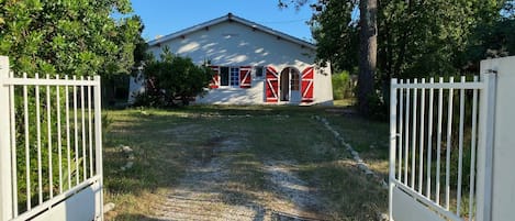 jardin de 800m2 avant et arrière de la maison, clôturé