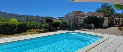 Piscine face à la vue et sans vis-à-vis 