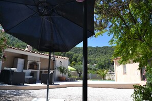 cuisine d'été vue de la terrasse extérieure