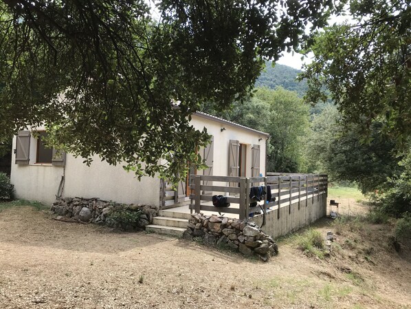 L’accès principal par la petite terrasse