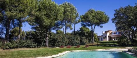 Magnifique propriété avec belle piscine débordement, cascades arbres centenaire