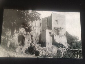 Unclassified image, 4 of 26, button
