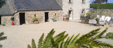 Longère plein sud, jardin entièrement clos.