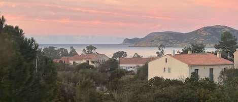 Vue mer depuis la terrasse et la salle a manger 