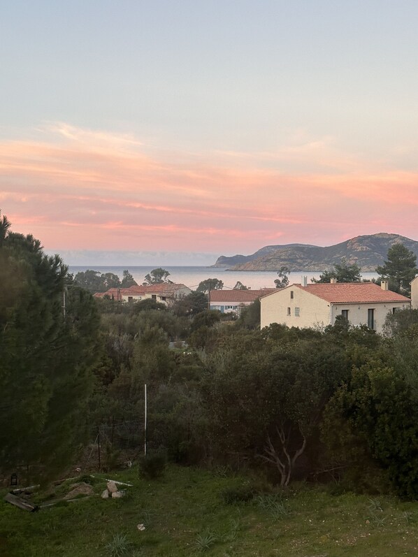 Vue mer depuis la terrasse et la salle a manger 