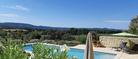 piscine plein sud face au massif du Luberon