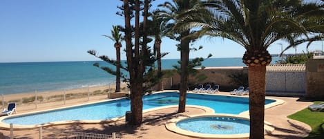 La piscine avec vue sur la mer