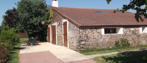 Accés indépendant au gîte, par grand portail.