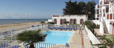 piscine avec aperçu de l' escalier privé  de l'appartement sur droite