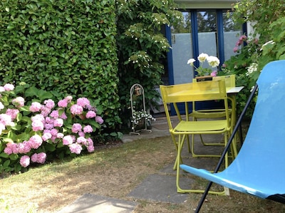 Jardin privatif fleuri avec salon + 2 chaises + 2 transats + relax sur demande