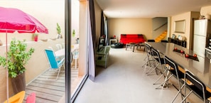 Pièce à vivre de "la Remise" donnant sur la terrasse