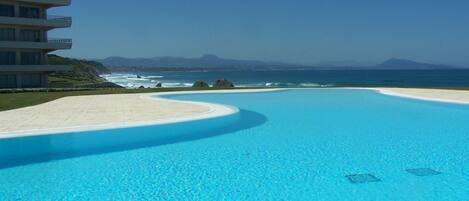 Résidence Edouard VII-Piscine à débordement-Vue Espagne