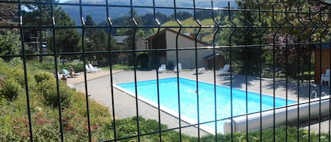 PISCINE DANS LA RESIDENCE
