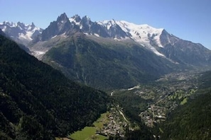 Le village en été et la vallée du Mt Blanc