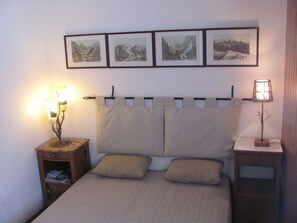 Chambre à coucher équipée d une penderie et de nombreux rangements
Au calme