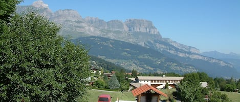 Vue sur les Aravis en été