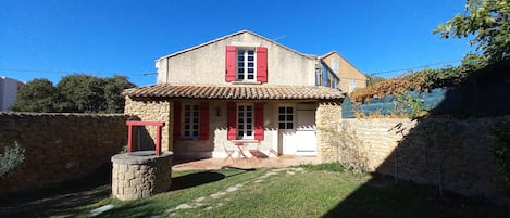 La petite maison au fond du jardin