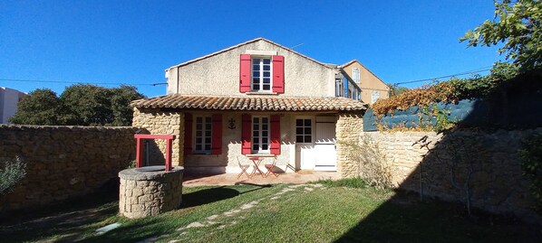 La petite maison au fond du jardin