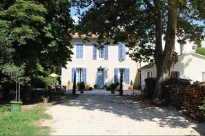 La bastide et ses grands arbres.