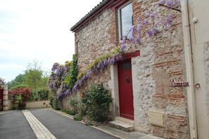 Entrée depuis la rue Garrau