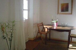 Esstisch und Tür zur Terrasse
