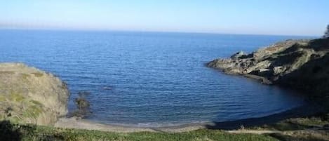 La vue de la terrasse sur la crique