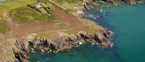 la Villa Trimaël, bâtie sur une pointe du Finistère