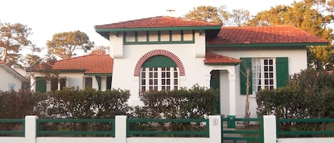 façade et entrée de la maison