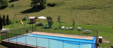 Piscine chauffée partagée et air de jeux pour les enfants.
