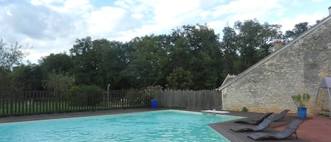 grande piscine sécurisée gîte des brunettes