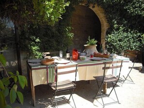 espace repas sur terrasse rez de chaussée