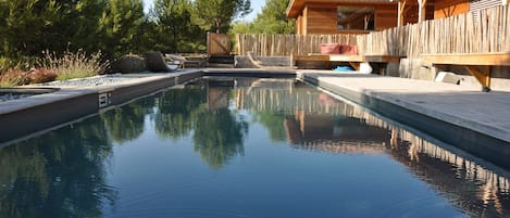 La piscine: les dimensions permettent à la fois nage & jeux ! Au fond, la maison