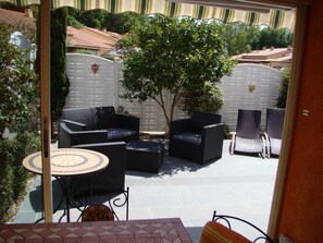 La terrasse et le jardin à l'arrière