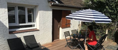 Terrasse tranquille pour les petits déjeuners autres repas ou bains de soleil.