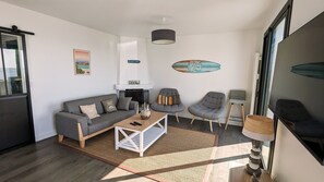 Salon avec mobilier entièrement neuf (décembre 2022)