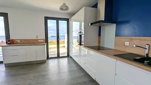 Cuisine refaite en décembre 2022 avec vue directe sur la mer.
